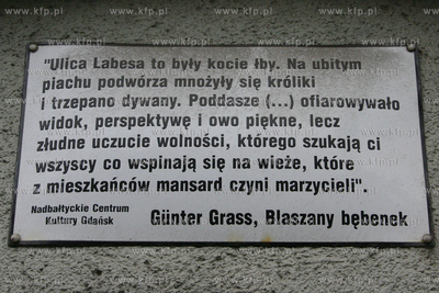 Tablica na kamiennicy przy ul. Lelewela 13 w Gdansku...