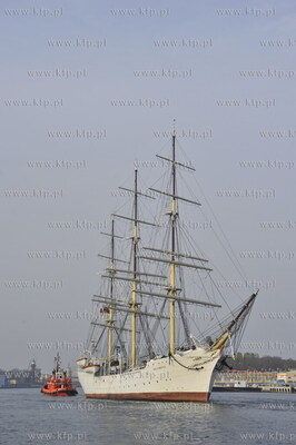 Najstarszy polski zaglowiec Dar Pomorza bedacy obecnie...