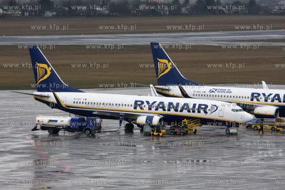 Gdansk, Rebiechowo. Nz. Boeing 737-8AS linii Ryanair.
10.03.2009
fot....