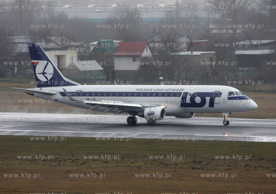 Gdansk, Rebiechowo. Nz. Embraer EMB-175LR linii LOT...