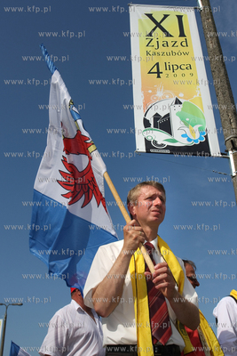 XI Zjazd Kaszubow w Bytowie. Barwny przemarsz korowodu...