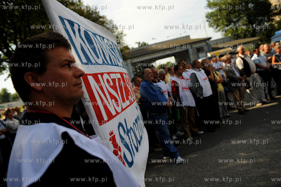 Gdynia. Pikieta pod brama do Stoczni Gdynskiej nawolujaca...