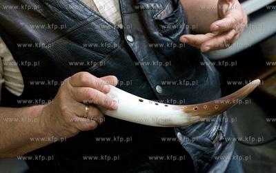 Brodnica Gorna. Pan Rudolf Krecki tworzy rozne przedmioty...