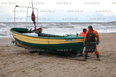 Sopot, Przystan Rybacka. Rybacy zabezpieczaja lodzie...