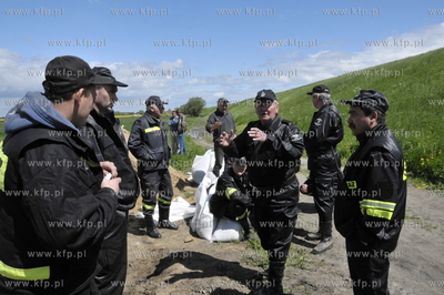 Wal w gminie Pelplin. Przygotowanie umocnien w przesiakajcym...
