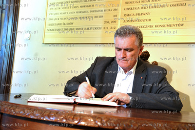 Po smierci ksiedza pralata Henryka Jankowskiego w siedzibie...