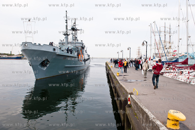 Gdynia. Basen Prezydencki. Okret Marynarki Wojennej...