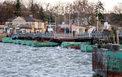 Nocna wichura uszkodzila most pontonowy w Sobieszewie....