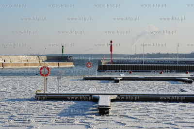 Zimowe molo w Sopocie. Nz. zamarznieta przystan jachtowa....