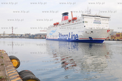 Prom Stena Spirit doplywa do przystani promowej Stana...