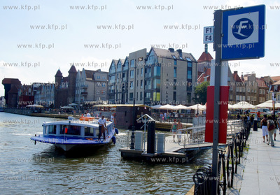 Gdansk. Tramwaj wodny cumuje do przystanku przy Targu...