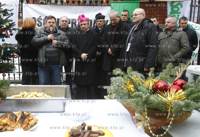 Szczecin. Wigilia rolnikow protestujacch przed siedziba...