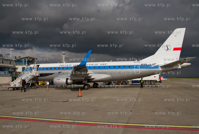 Na gdanskim lotnisku wyladowal  Embraer 175 Polskich...