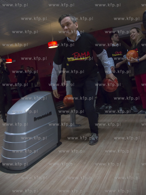 Slupsk. Prezydent Robert Biedron gral w kregle w  Kregielni...