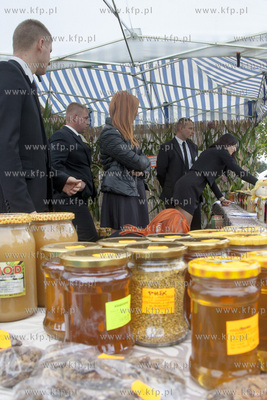 Swieto Miodu Pszczolkowskiego w Parku Lipowym w Pszczolkach...