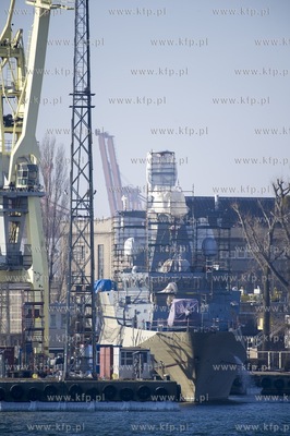 Gdynia, Stocznia Marynarki Wojennej. Prace wykonczeniowe...