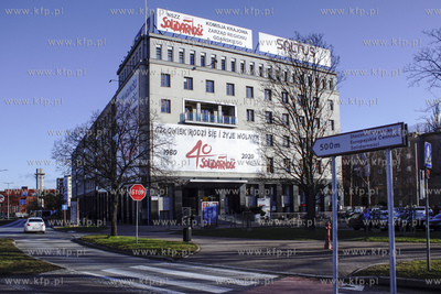 Gdańsk. Siedziba NSZZ Solidarność z wywieszonymi...