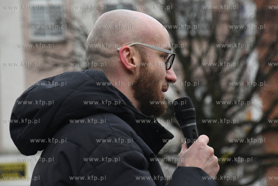 Około setki przeciwników szczepień i obostrzeń...