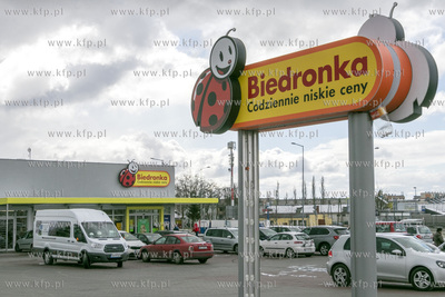 Sklep sieci Biedronka przy ulicy  Dobrowolskiego w...