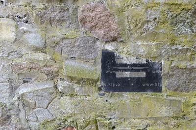 Fragmenty macew umieszczone w murze podtrzymującego...