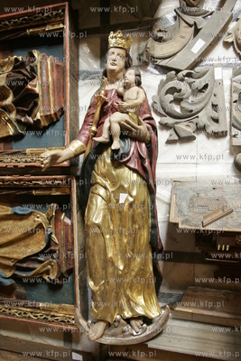 Uratowane zabytki ze spalonego kosciola sw. Katarzyny...