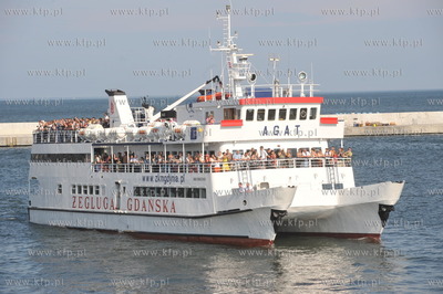 Katamaran Zeglugi Gdanskiej Agat wplywa do portu w...