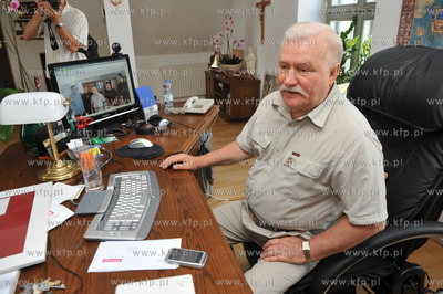 Lech Walesa w swoim gabinecie w Zielonej Bramie w Gdansku....