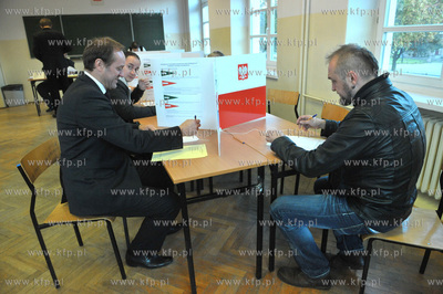 Wybory parlamentarne 2011. Lokal wyborczy w budynku...