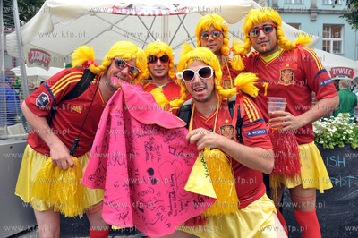 Gdansk, Dlugi Targ. Irlandzcy i hiszpanscy kibice bawia...