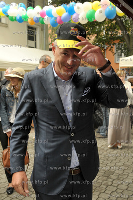 Festyn charytatywny Zeszyt dla Ucznia odby   si   na...