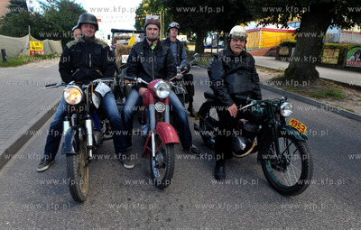 Dozynki w Luzienie na Kaszubach. Dozynkowy korowod...