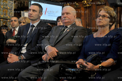 Dwor Artusa. Prezydent Lech Walesa wreczyl przyznawana...