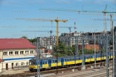 Gdansk Wrzeszcz. Tory kolejowe i dworzec kolejowy PKP...
