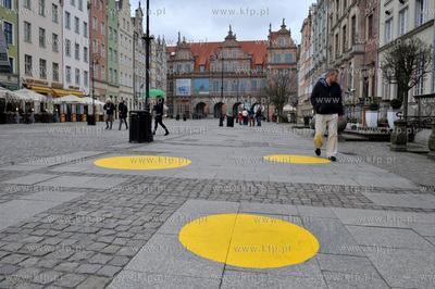 Gdansk. Długi Targ. Zolte plamy namalowne przez grupe...