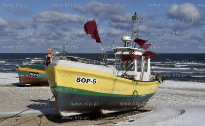 Sopot zimą. Łodzie rybackie na plaży przy przystani...