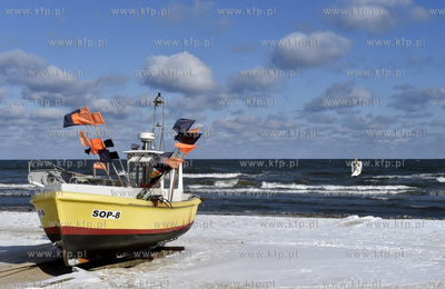Sopot zimą. Łodzie rybackie na plaży przy przystani...