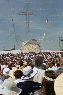 Papiez Jan Pawel II w Pelplinie, nz msza na oltarzu...