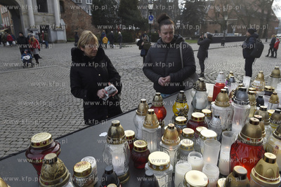 Mieszkańcy Gdańska składaja kwiaty i zapalaja znicze...