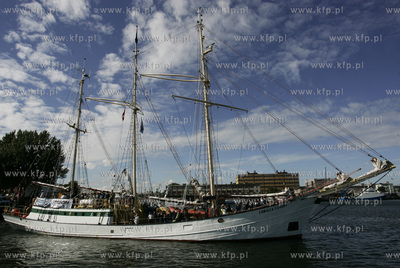 Gdynia.45 lat ZAwisz Czarnego. Zaglowiec wychodzi z...
