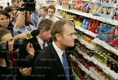 Donald Tusk odwiedza polskich pracownikow w sklepie...