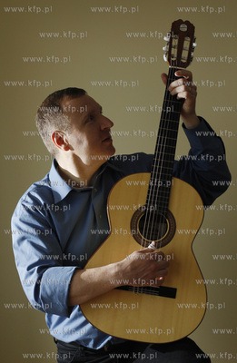 Posel Jacek Kurski i jego gitara. 17.04.2008 fot. Krzysztof...