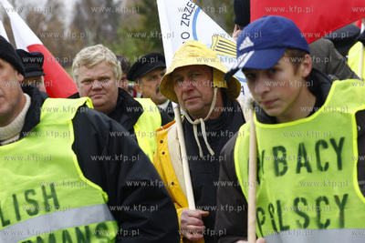 Keblowo. Rybacy blokuja droge krajowa nr 6. Jest to...