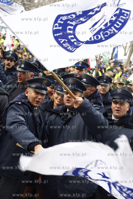 Gdansk. Pikieta przed Urzedem Wojewodzkim sluzb mundurowych...