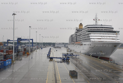 Gdansk. Terminal kontenerowy DCT Gdansk S.A. Nz. wycieczkowiec...