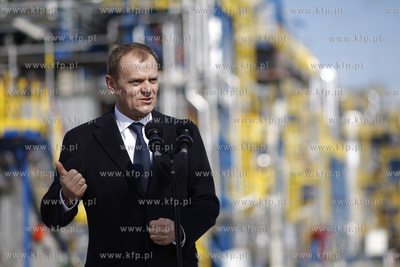 Gdansk. Wizyta premiera RP Donalda Tuska ( nz ) w gdanskiej...