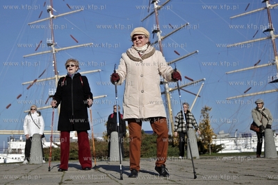 Zajecia z nordic walking grupy gdynskiego Centrum Aktywnosci...