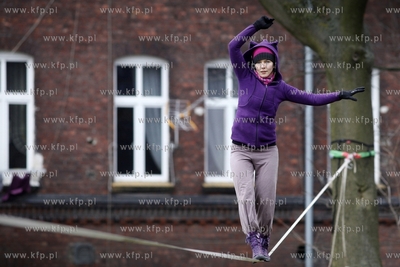 Ela Ostrowska trenuje slackline, czyli chodzenie po...