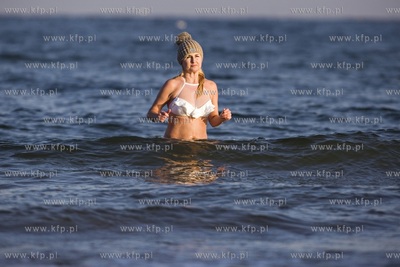 Gdańsk Jelitkowo. Morsy powitały Nowy Rok tradycyjną...