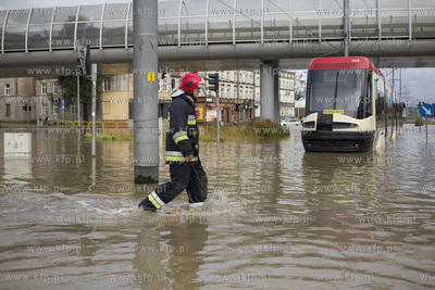 Zalane po intesywnych opadach deszczu skrzyżowanie...