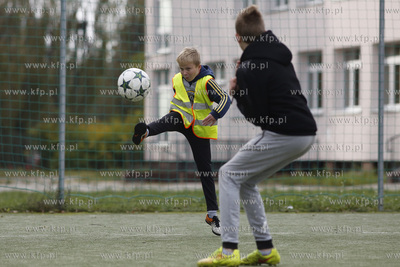 Gdansk Zaspa. Pilkarski turniej dzikich druzyn Do przerwy...
